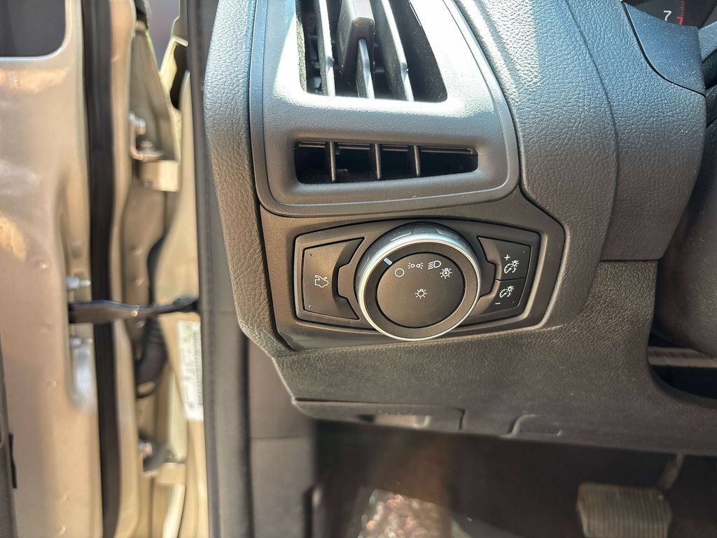 Used 2017 Ford Focus SE FWD image 18