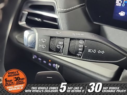 Used 2025 Chevrolet Traverse LT image 32