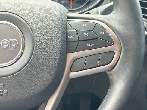 Used 2019 Jeep Cherokee Latitude Plus w/ Comfort/Convenience Group AWD/4WD image 21