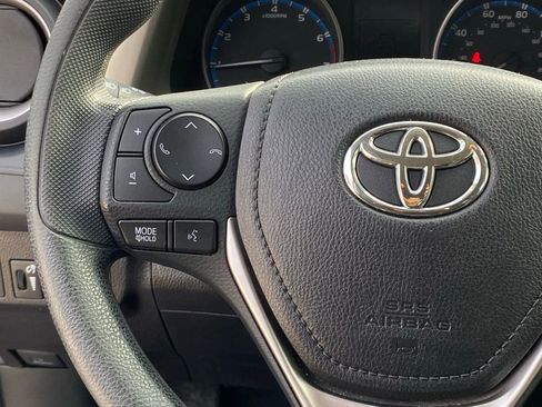 Used 2018 Toyota RAV4 LE FWD image 14