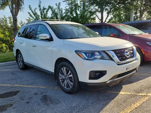 Used 2019 Nissan Pathfinder S FWD image 2