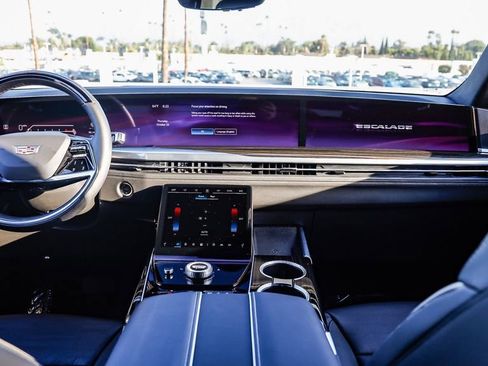 Used 2025 Cadillac Escalade Premium Luxury image 13