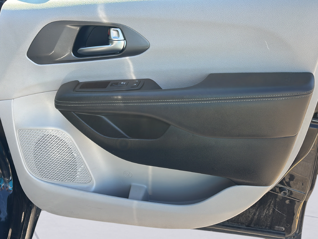Used 2024 Chrysler Pacifica Touring-L FWD image 10