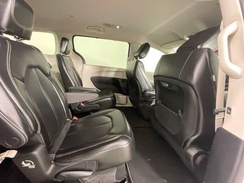 Used 2023 Chrysler Pacifica Touring-L FWD image 23