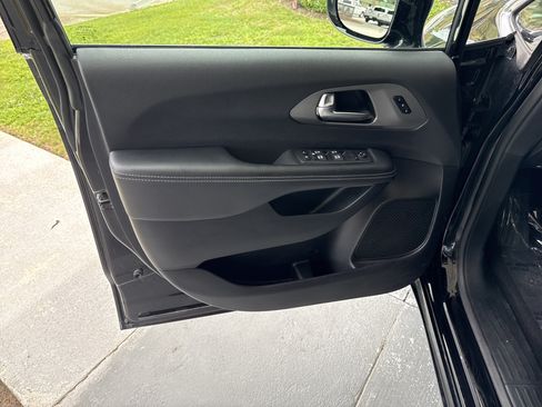 Used 2025 Chrysler Pacifica Select FWD image 13