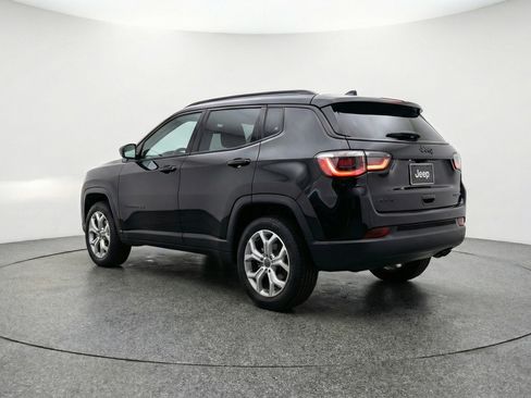 Used 2025 Jeep Compass Latitude image 6