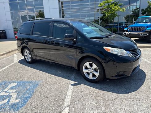 Used 2017 Toyota Sienna LE FWD image 42
