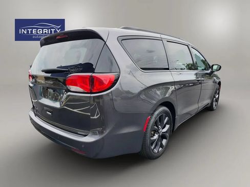Used 2019 Chrysler Pacifica Touring-L Plus w/ S Appearance Package FWD image 5