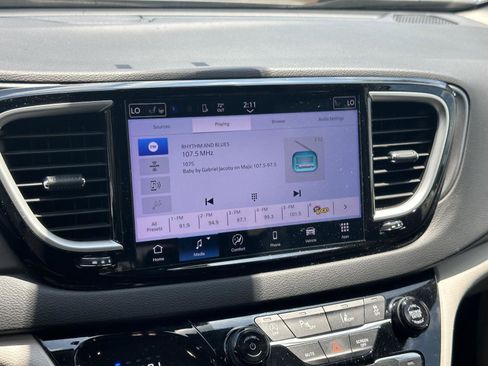 Used 2024 Chrysler Pacifica Touring-L FWD image 11