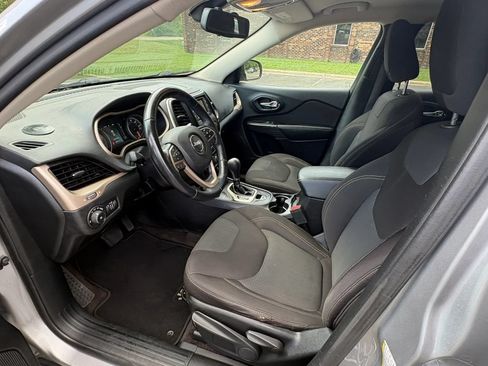 Used 2017 Jeep Cherokee Latitude AWD/4WD image 21