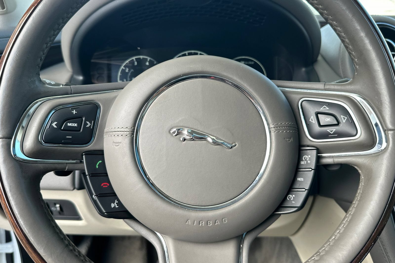 Used 2016 Jaguar XJ R-Sport RWD image 28