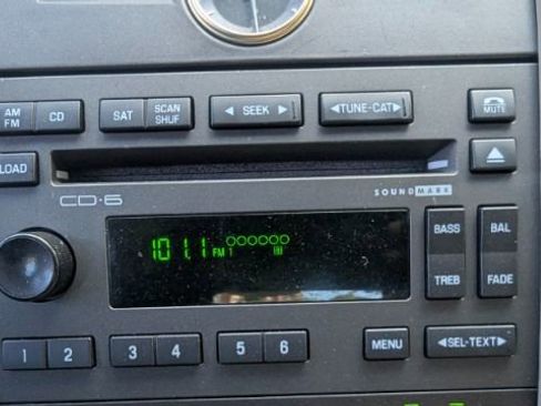 Used 2011 Lincoln Town Car Signature Limited image 35