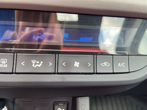 Used 2016 Toyota Corolla LE FWD image 15