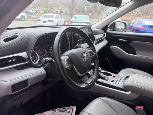 Used 2022 Toyota Highlander XLE image 19