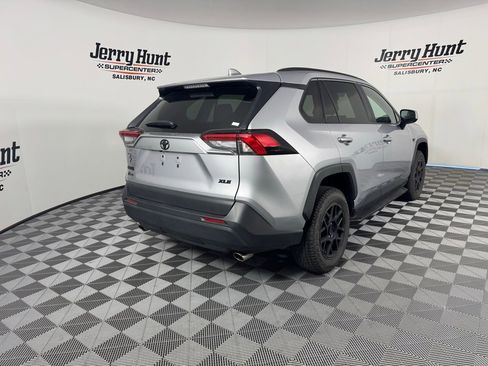 Used 2022 Toyota RAV4 XLE w/ Convenience Package image 9
