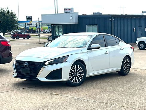 Used 2024 Nissan Altima 2.5 SV w/ SV Premium Package FWD image 2