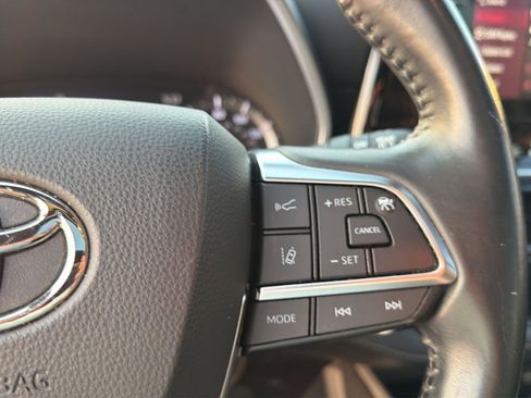 Used 2021 Toyota Highlander XSE FWD image 22