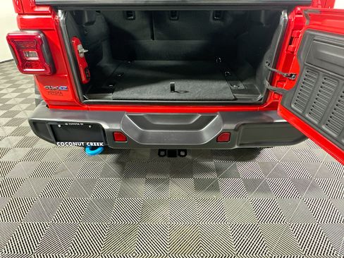 Used 2025 Jeep Wrangler Unlimited Rubicon 4xe w/ Convenience Group AWD/4WD image 31