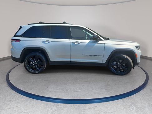 Used 2023 Jeep Grand Cherokee Limited w/ Black Appearance Package AWD/4WD image 4