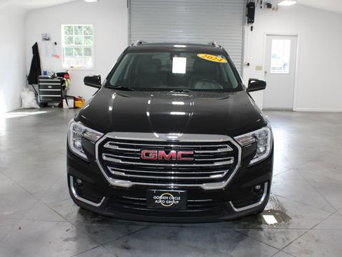 Used 2024 GMC Terrain SLT image 3