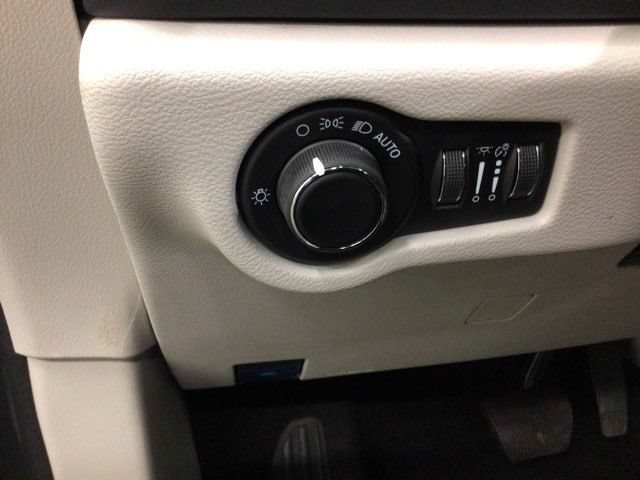 Used 2022 Chrysler Voyager LX FWD image 20