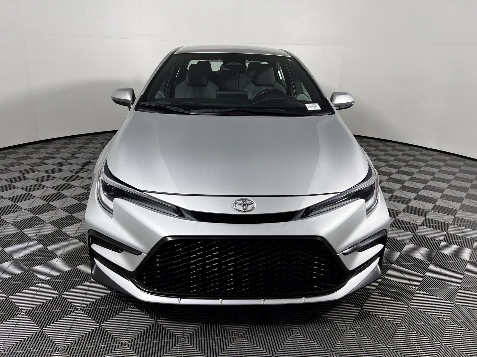 Used 2025 Toyota Corolla SE w/ Convenience Package FWD image 2