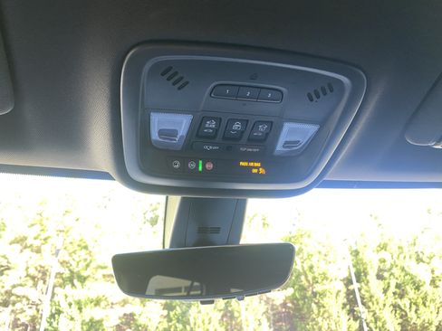 Used 2023 Chevrolet Traverse High Country FWD image 32