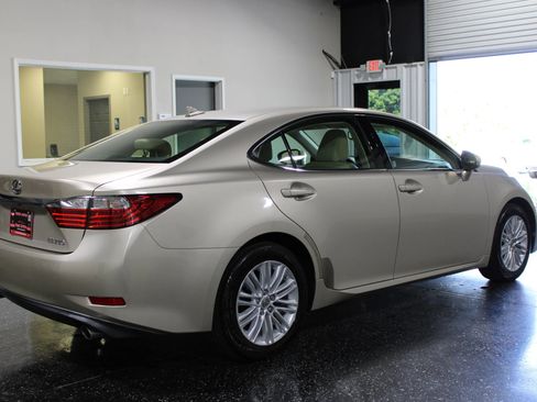 Used 2013 Lexus ES 350 w/ Luxury Pkg image 3
