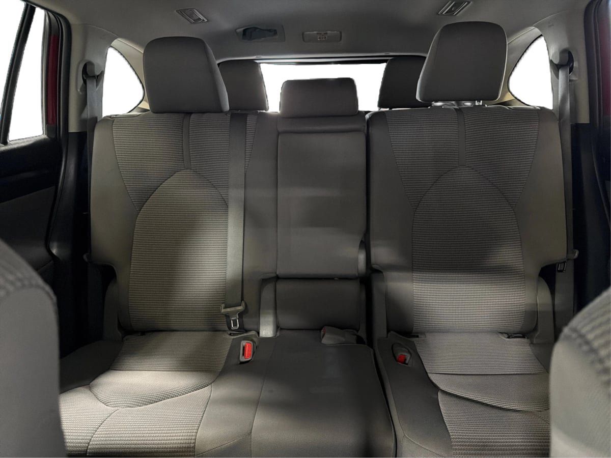 Used 2022 Toyota Highlander LE AWD/4WD image 29