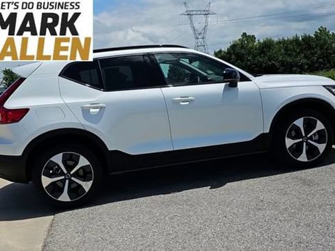 Used 2023 Volvo XC40 B4 Ultimate FWD image 9