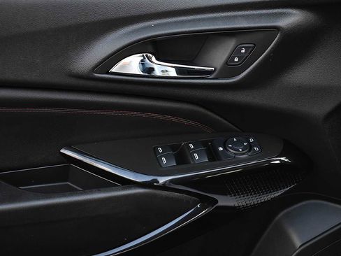 Used 2025 Chevrolet Trax RS w/ Sunroof Package image 26