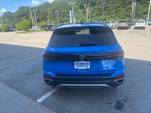 Used 2025 Volkswagen Taos SE AWD/4WD image 4