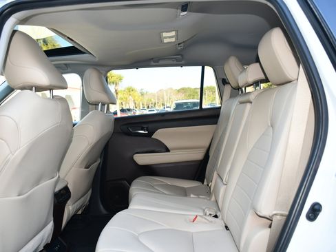 Used 2020 Toyota Highlander XLE image 16