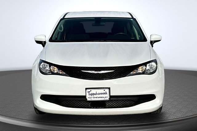 Used 2022 Chrysler Voyager LX FWD image 2