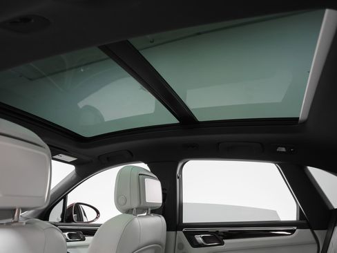 Certified 2024 Porsche Macan AWD/4WD image 44