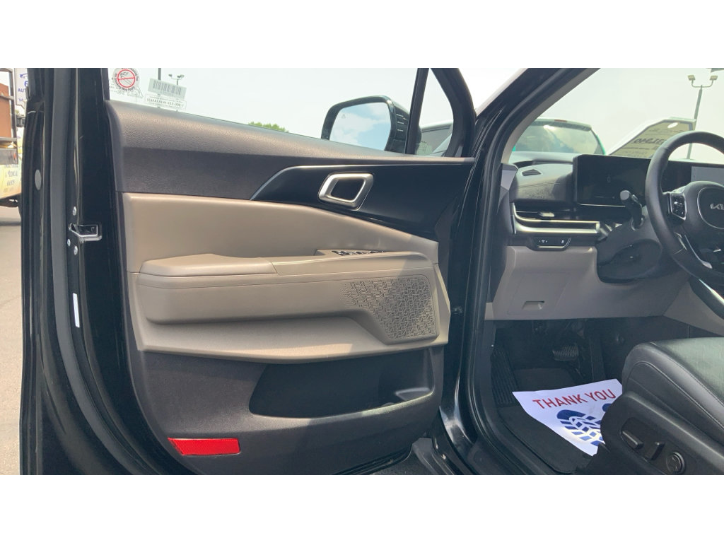 Used 2025 Kia Carnival FWD image 10