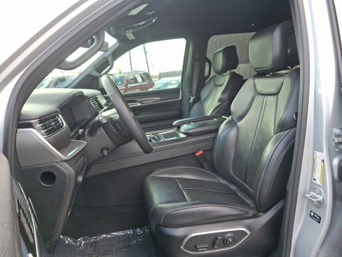 Used 2022 Jeep Wagoneer Series III w/ Flexible Seating Group image 14