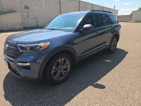 Used 2021 Ford Explorer XLT w/ Equipment Group 202A AWD/4WD image 4