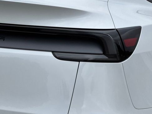Used 2026 Tesla Model Y 2WD image 33