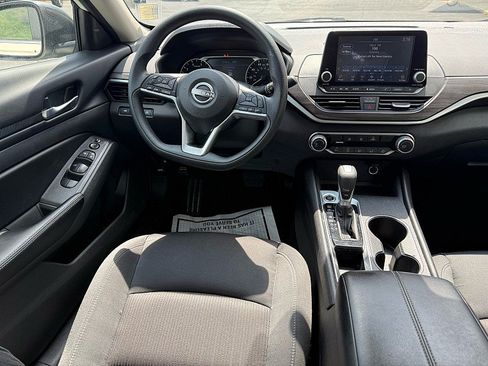 Used 2025 Nissan Altima 2.5 SV FWD image 13