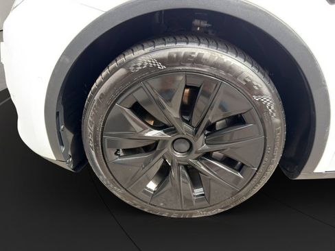 Used 2021 Tesla Model Y Long Range AWD/4WD image 21
