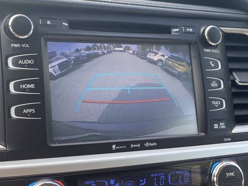 Used 2019 Toyota Highlander XLE image 17