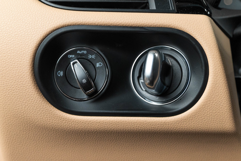 Certified 2023 Porsche Macan S AWD/4WD image 23
