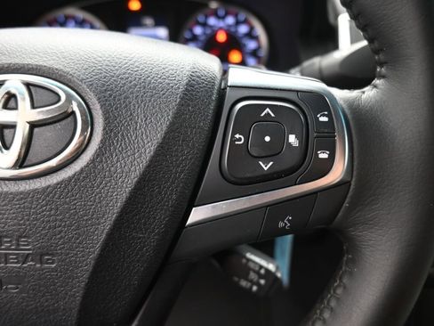 Used 2016 Toyota Camry SE image 2