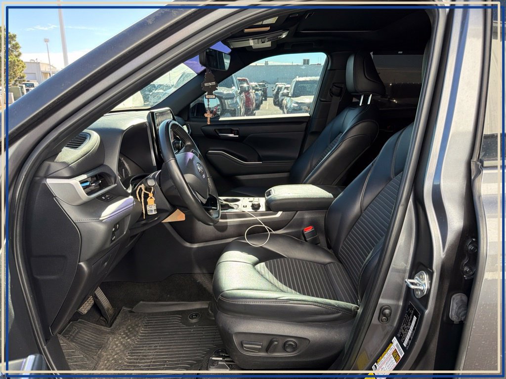 Used 2024 Toyota Highlander XSE AWD/4WD image 2