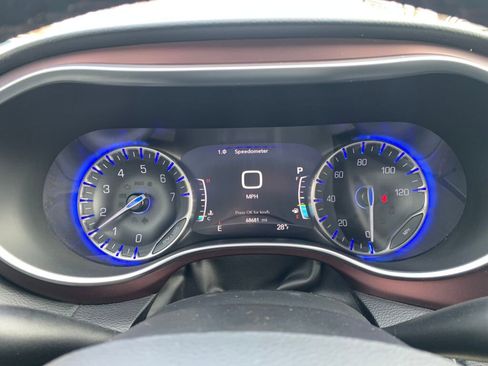 Used 2020 Chrysler Pacifica Limited image 16