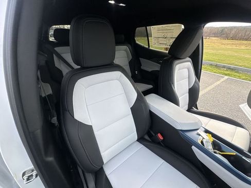 New 2026 Chevrolet Equinox EV LT w/ LPO, Blackout Package FWD image 29