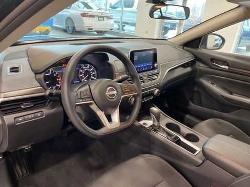 Used 2025 Nissan Altima 2.5 SV image 10