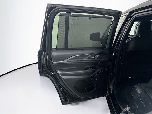 Used 2022 Jeep Grand Cherokee Overland w/ Luxury Tech Group IV image 28