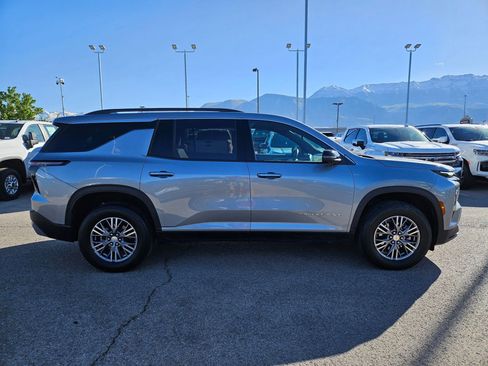 Used 2026 Chevrolet Traverse LT w/ Driver Confidence Package AWD/4WD image 2